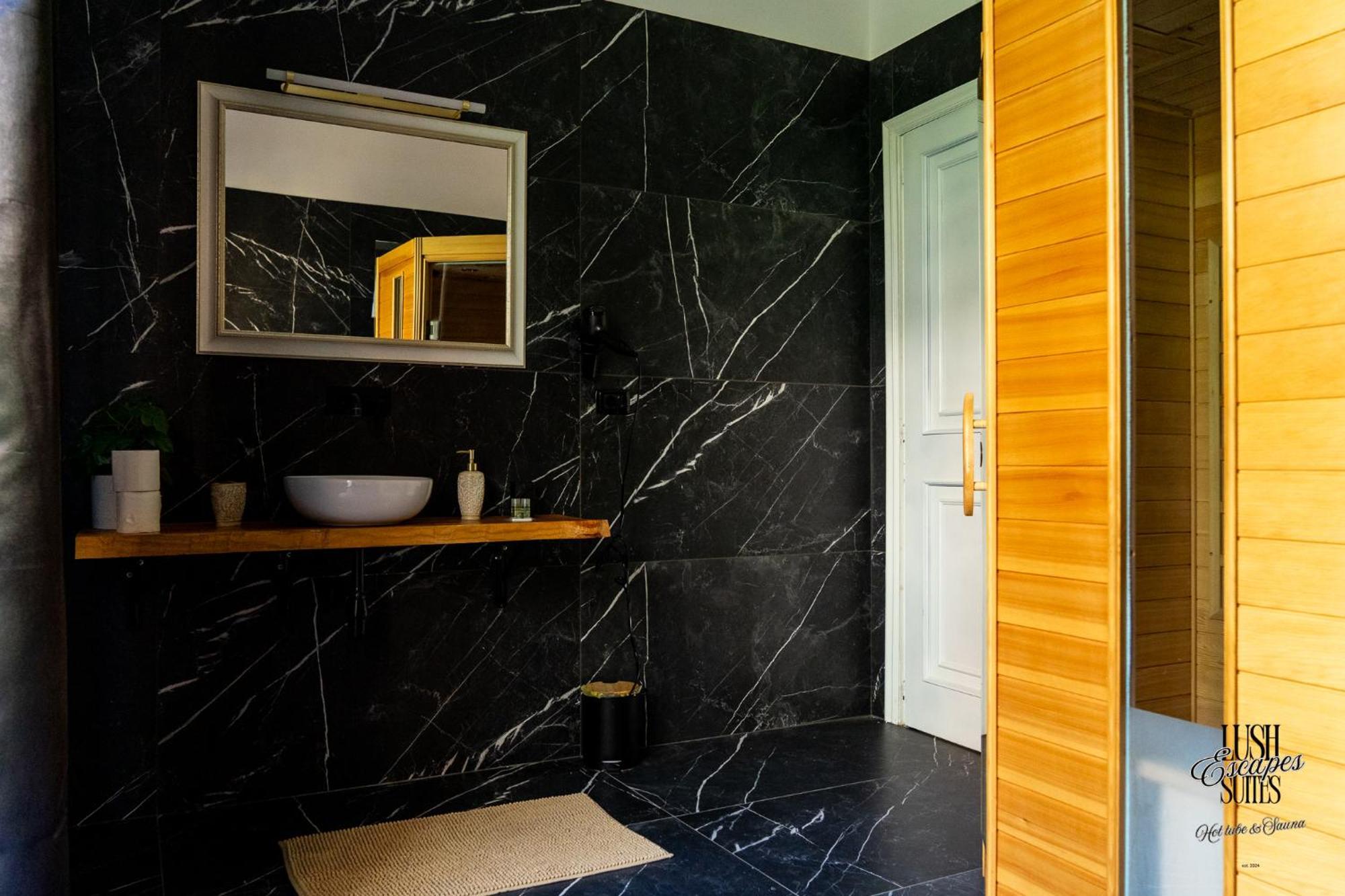 Lush Escape - Hottube And Sauna Appartement *